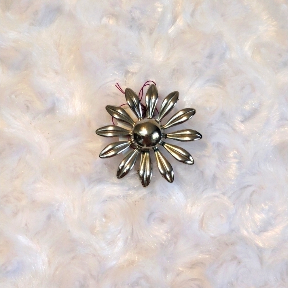 𝅺flower brooch silver tone